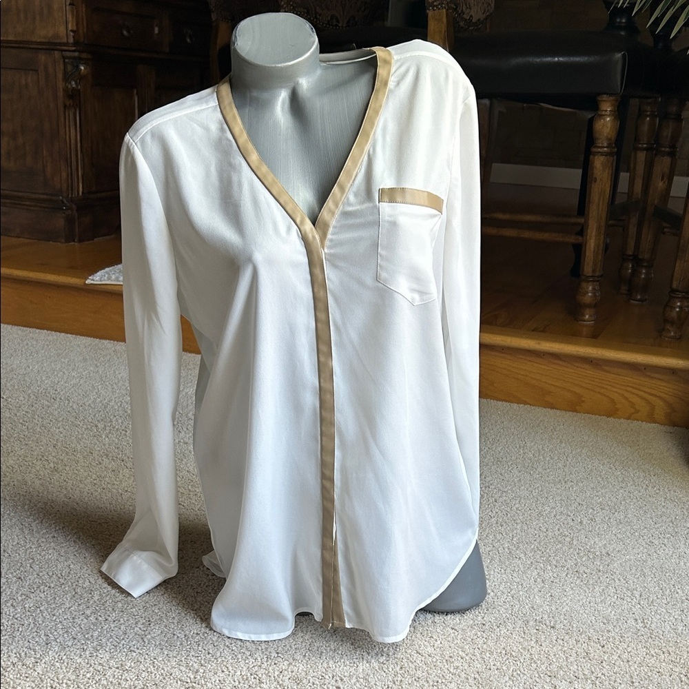 DKNYC WHITE BUTTON FRONT BLOUSE WITH CAMEL LEATHER TRIM